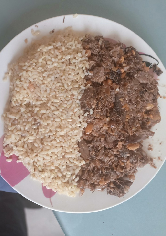 Una foto de Confit de muslo de pato con setas, crujiente de almendra y arroz