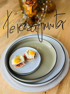 Una foto de Tosta Luilli con huevo de codorniz 🍳 🍅 🍻