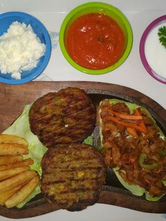 सिझलिंग थालीपीठ विथ रोटी नूडल्स (sizzlingn thalipeeth with roti noodles recipe in marathi) रेसिपी चे मुख्य फोटो