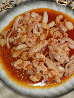 Una foto de Calamares y gambas en salsa picante
