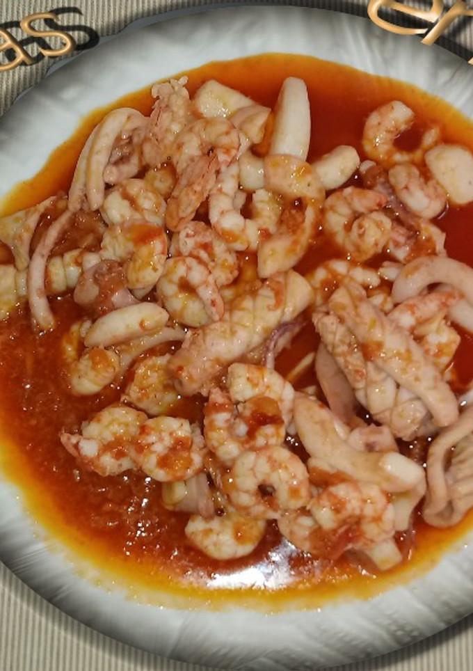 Una foto de Calamares y gambas en salsa picante