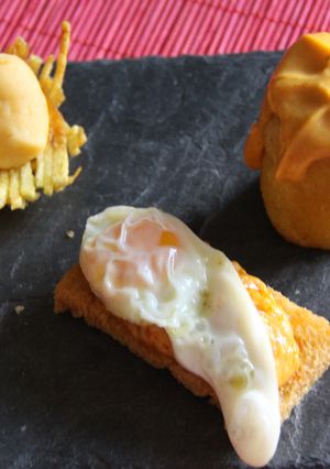 Foto principal de Timbal de patata relleno de espuma de farinato, tosta de pan crujiente con cordón de crema de farinato y huevo de codorniz y nido de patata con parmentier de farinato 