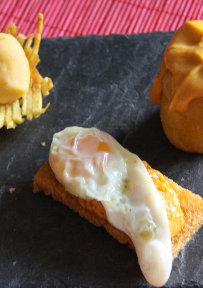 Una foto de Timbal de patata relleno de espuma de farinato, tosta de pan crujiente con cordón de crema de farinato y huevo de codorniz y nido de patata con parmentier de farinato 