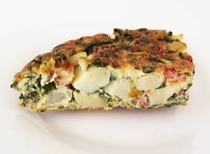 Una foto de Tortilla de papas, chorizo y acelgas