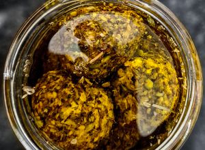 Una foto de BOLAS De QUESO RICOTTA y Zaatar, en Aceite de Oliva...🫒🫒...!