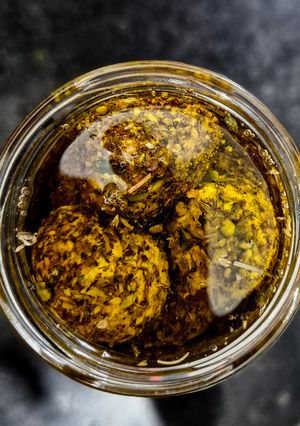 Una foto de BOLAS De QUESO RICOTTA y Zaatar, en Aceite de Oliva...🫒🫒...!