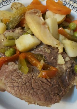 Una foto de Bifes con verduras