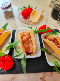 Foto di Tacos di parmigiano con crema di zucca riduzione di vino e polvere di tiglio