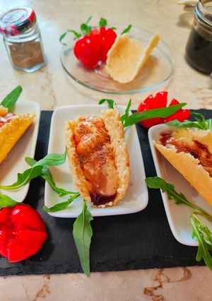 Foto di Tacos di parmigiano con crema di zucca riduzione di vino e polvere di tiglio