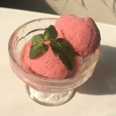 A picture of Strawberry Frozen Yogurt.