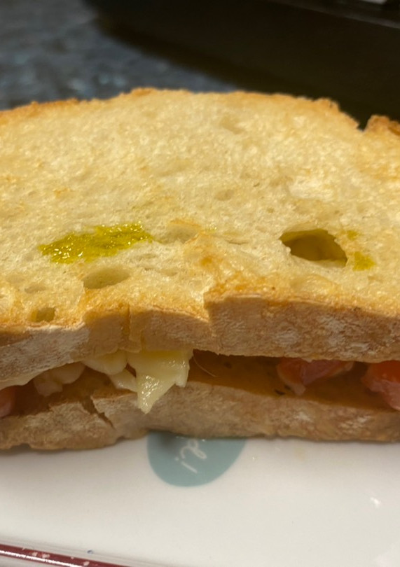 Una foto de Bocadillo de bruschetta