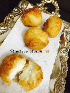 பிரெட் பொரித்த ஐஸ்கிரீம் (Bread Fried Icecream Recipe in Tamil) செய்முறை முக்கிய புகைப்படம்