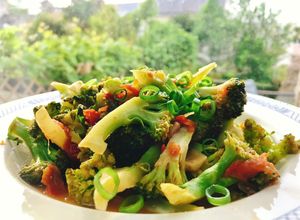 Hình của món 🌱 Bông Cải Xanh Xào Cà Chua Chay (Vegan).