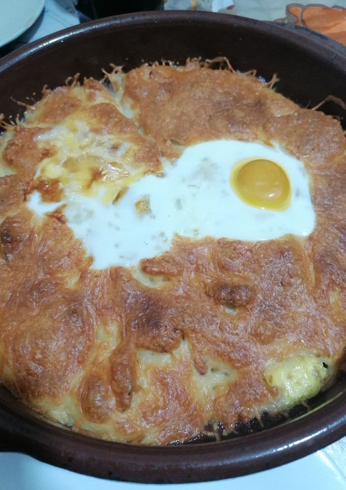 Una foto de Patatas con bacon y huevos gratinadas