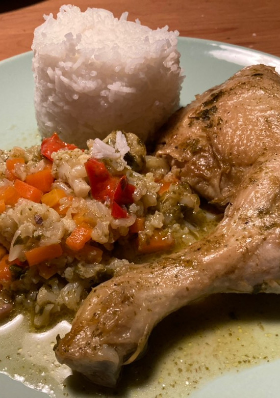 Una foto de Seco de Pollo peruano