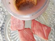 Una foto de brochetas de cerdo a la plancha