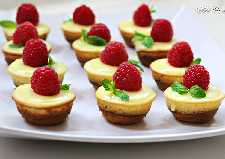 Mini Lemon Sponge Cheesecakes with Lemon Curd