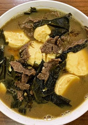 Hình của món 미역국- Canh rong biển Hàn Quốc.