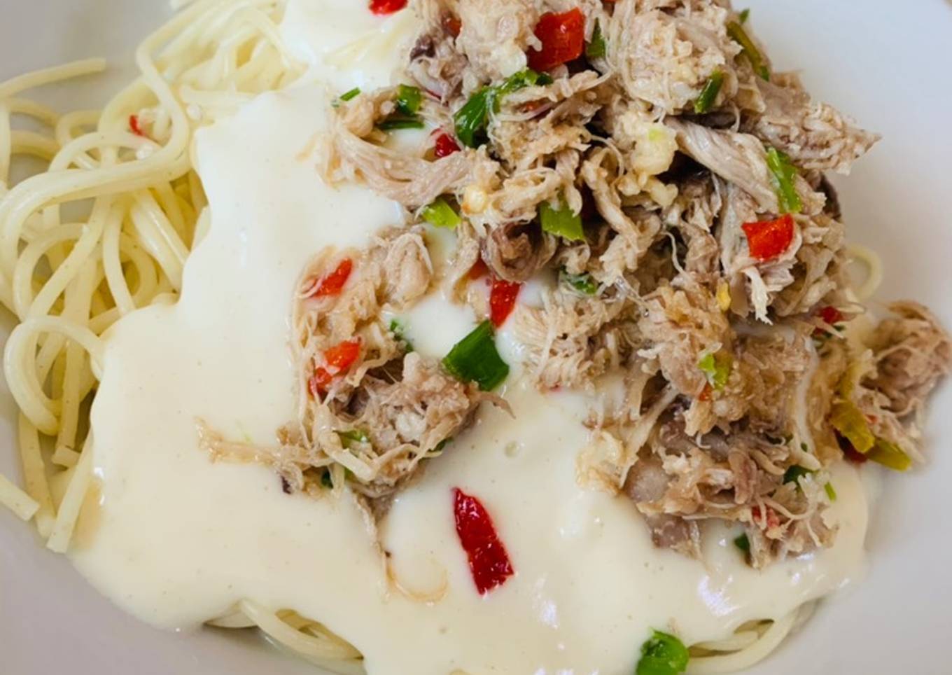 Espaguetis con salsa bechamel y pollo🍝