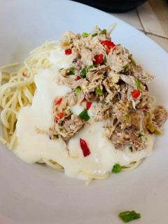 Una foto de Espaguetis con salsa bechamel y pollo🍝