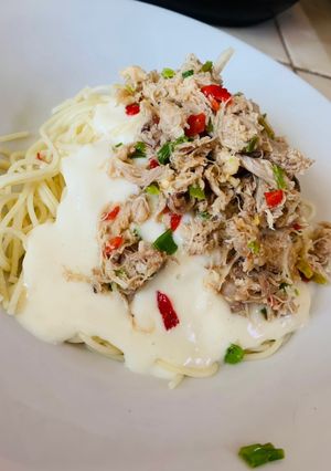 Una foto de Espaguetis con salsa bechamel y pollo🍝