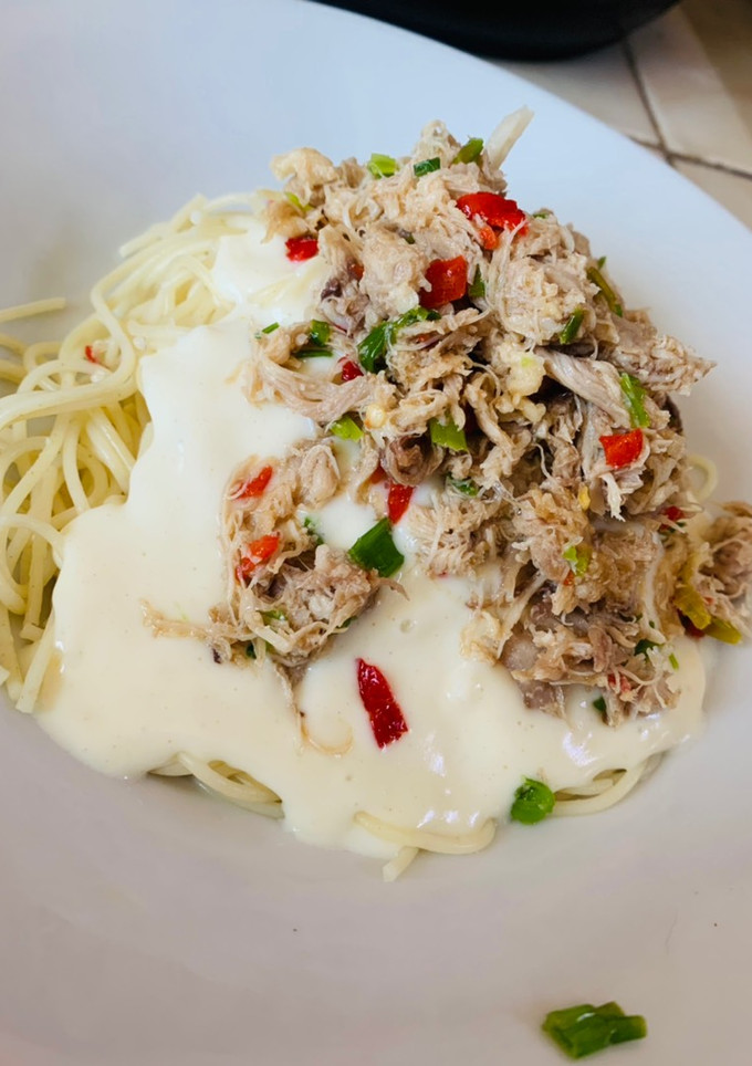 Una foto de Espaguetis con salsa bechamel y pollo🍝
