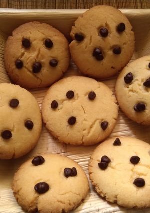 बटर  चोको चिप्स नानखटाई (butter choco chips nankhatai recipe in marathi) रेसिपी चे मुख्य फोटो 