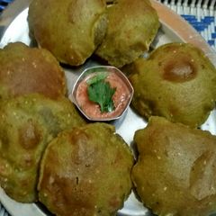 A picture of Palak Puri.