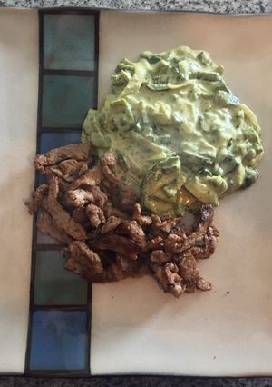 Una foto de Rajas de chile poblano con crema y queso Oaxaca