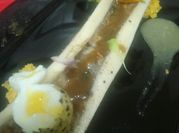 Una foto de tostada con huevo de codorniz