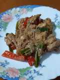 Pechuga de pollo con pimientos y salsa de paté (aprovechamiento de salsa)