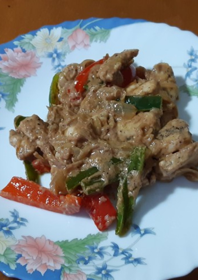 Una foto de Pechuga de pollo con pimientos y salsa de paté (aprovechamiento de salsa)
