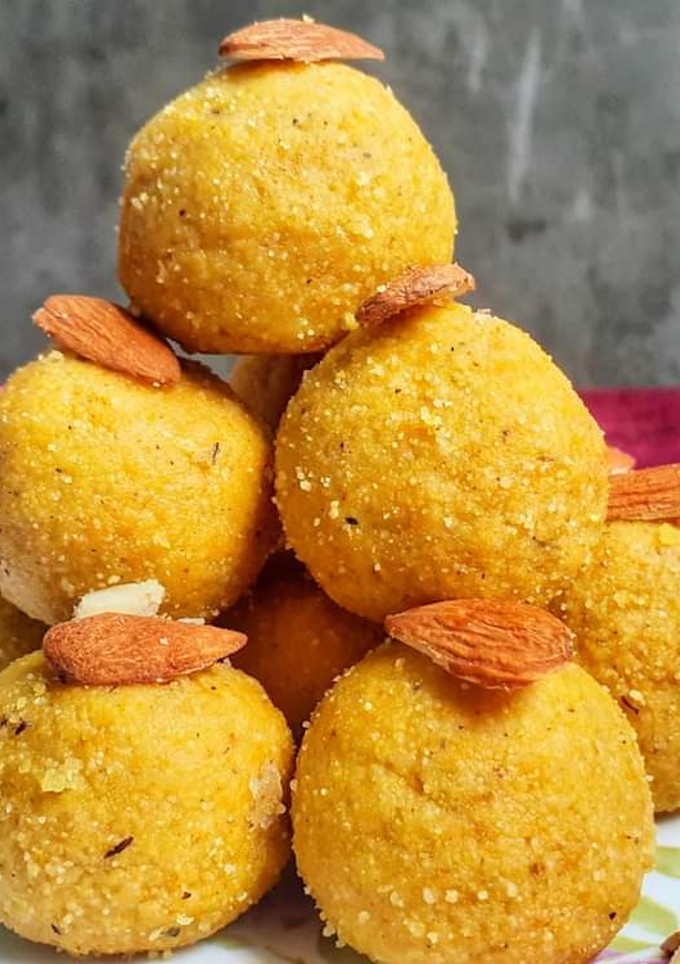बेसन के लडडू (besan ke ladoo recipe in Hindi) रेसिपी मुख्य फोटो