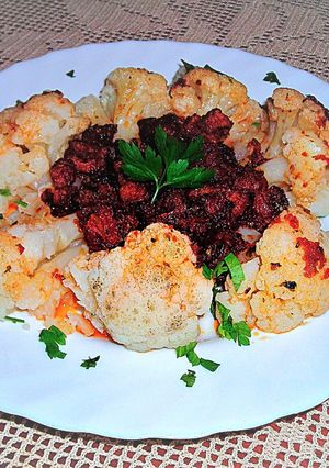 Foto principal de Coliflorcon carne ahumada de cerdo en salsa de tomate