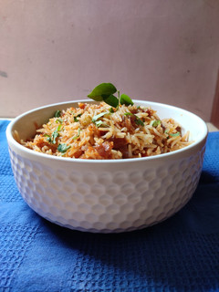 સેઝવાન ફ્રાઈડ રાઈસ (Schezwan Fried Rice Recipe In Gujarati) રેસીપી મુખ્ય ફોટો