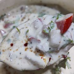 A picture of Cheesey onion and tomato raita.