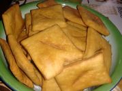 Una foto de tortas fritas con grasa