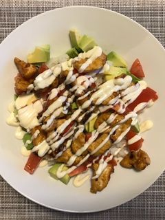 Una foto de Pollo Teriyaki y aguacate con arroz