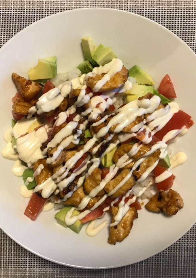 Una foto de Pollo Teriyaki y aguacate con arroz