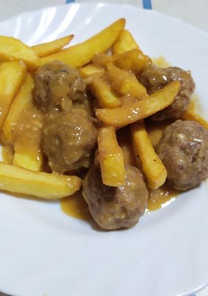 Una foto de Albóndigas con salsa de ostras y almendras