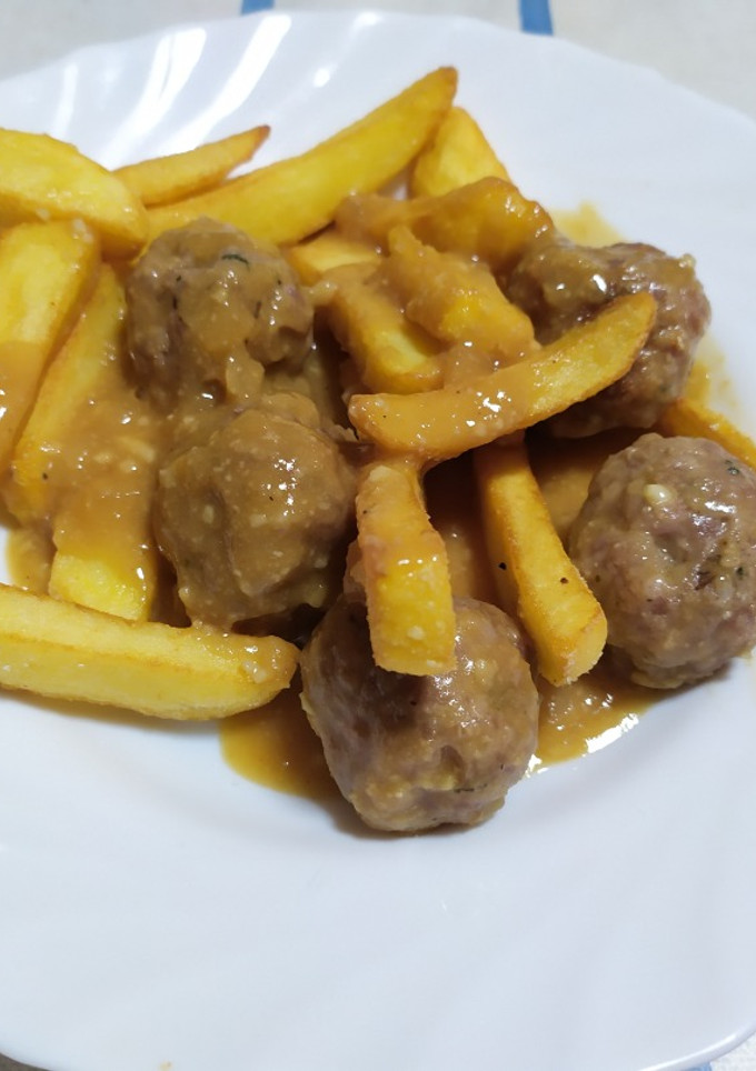 Una foto de Albóndigas con salsa de ostras y almendras