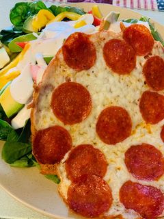 Una foto de Pizza de Pepperoni y Mozzarella KETO
