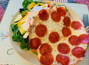Una foto de Pizza de Pepperoni y Mozzarella KETO