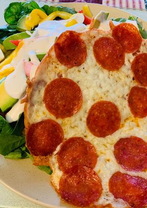Una foto de Pizza de Pepperoni y Mozzarella KETO