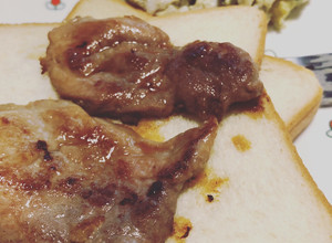 醃肉片好方便，突然很想吃中秋烤肉吐司。自己來很快上手喔！#中秋烤肉 #醃肉片 #早餐10分鐘 的食譜成品照片