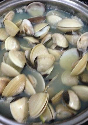 Hình của món NGHÊU HẤP TINH DẦU SẢ.