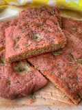 Focaccia rosa alla barbabietola