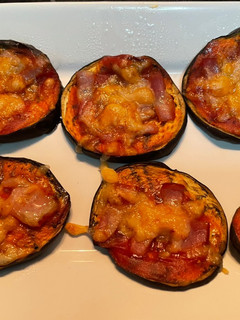 Una foto de Mini pizzas de berenjena y bacon 🍆🥓🍕