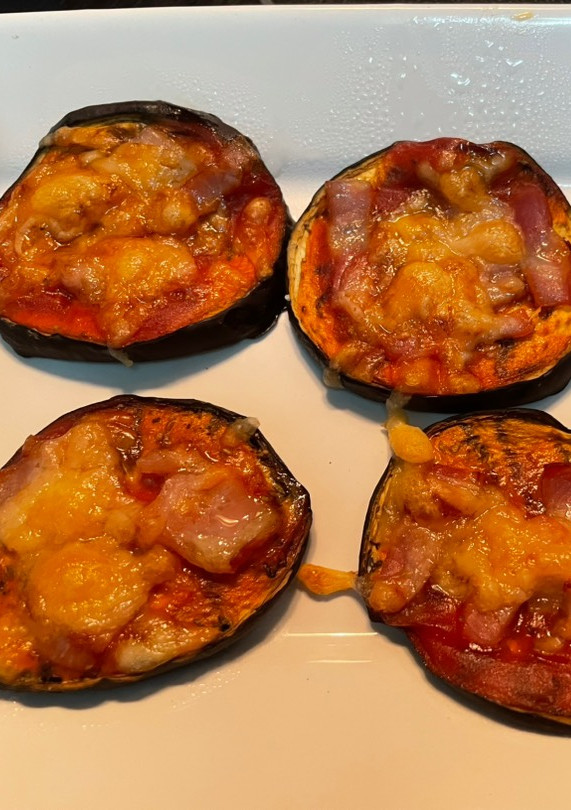 Una foto de Mini pizzas de berenjena y bacon 🍆🥓🍕