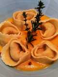 Tortello di salsiccia e stracciatella su crema di zucca al finocchietto